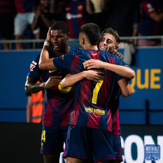 关键时刻西甲传出新动向；巴塞罗那调整名单；管理层表态：态度坚定；临场指挥获称赞的简单介绍