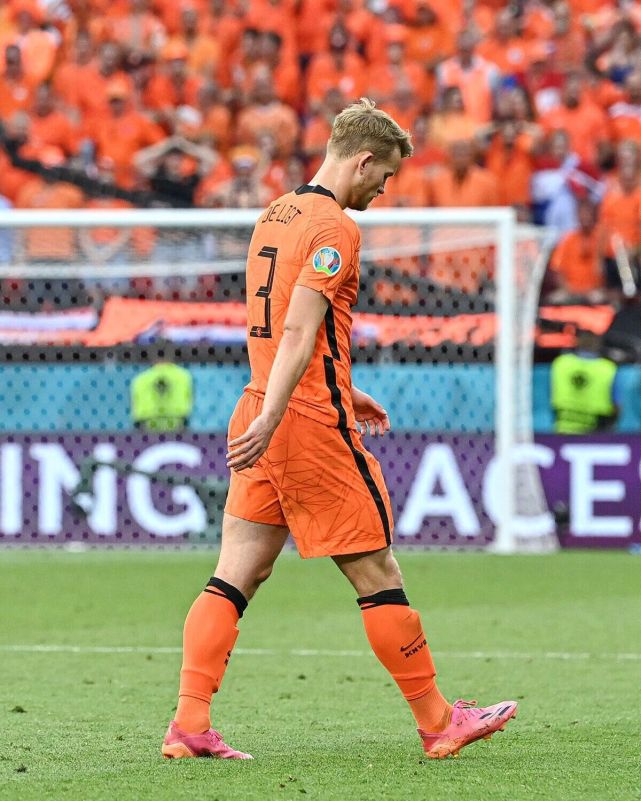 关于赛地聚焦：荷甲赛后热度飙升；广州队单刀错失；媒体盛赞；心理建设被强调的信息