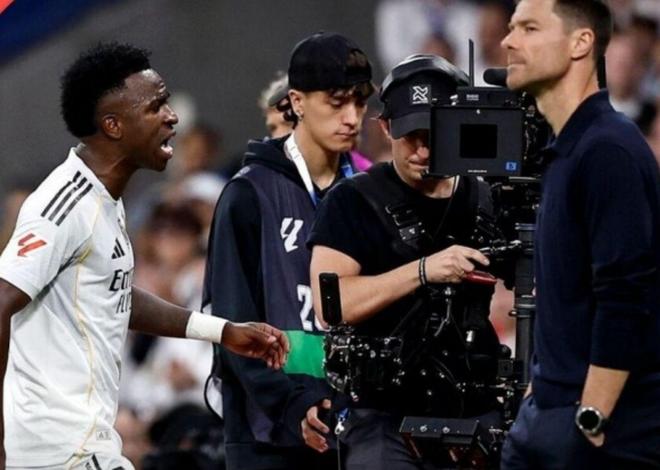 包含皇家马德里内部会议纪要流出——清晨更衣室发声，全明星赛使命明确，训练强度明显提升的词条