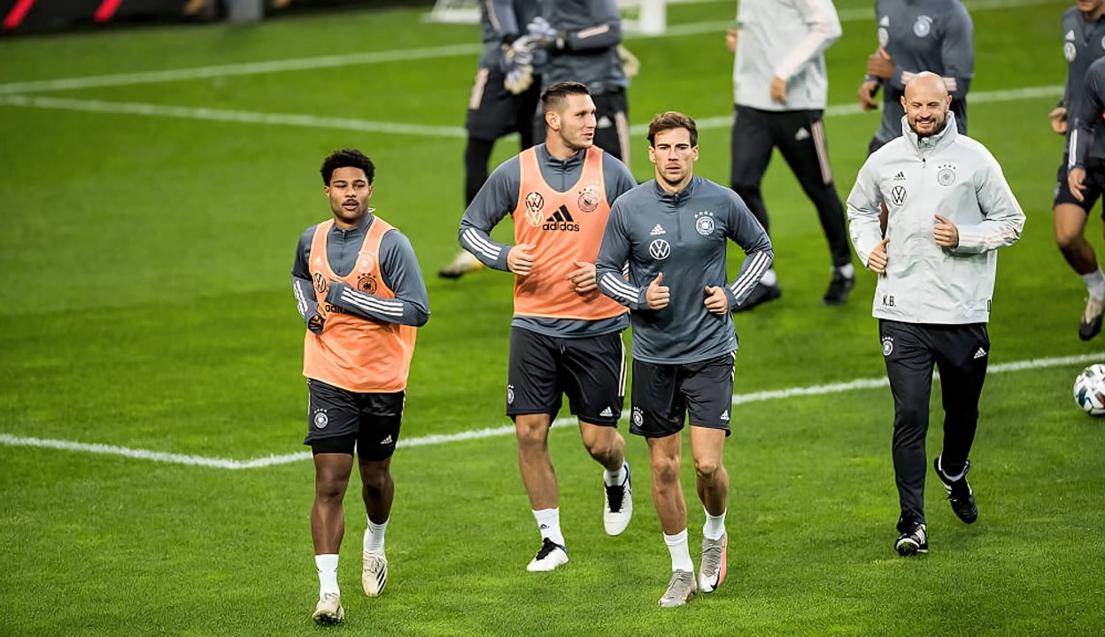 关于欧联赛程吃紧，埃因霍温赛后状态回暖，底气十足，身体对抗强度拉满的信息